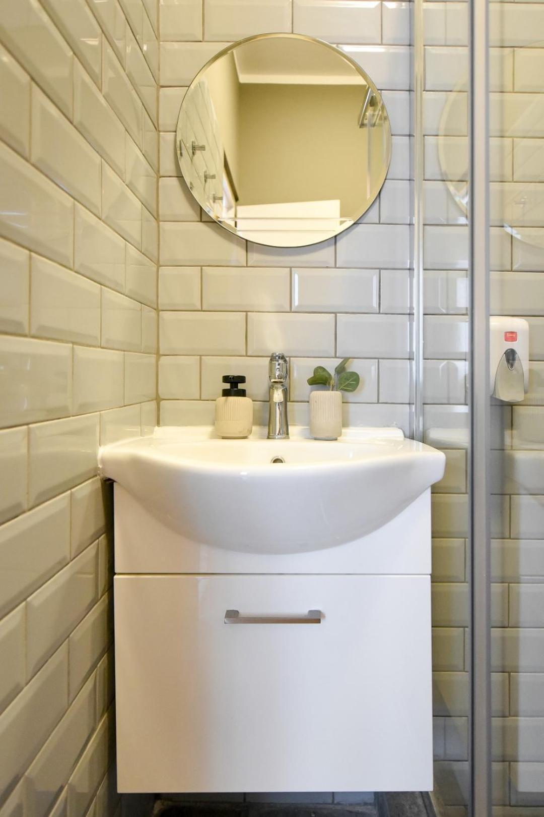 City Center Getaway - Cozy Accommodation For Your Perfect Stay Bükreş Oda fotoğraf